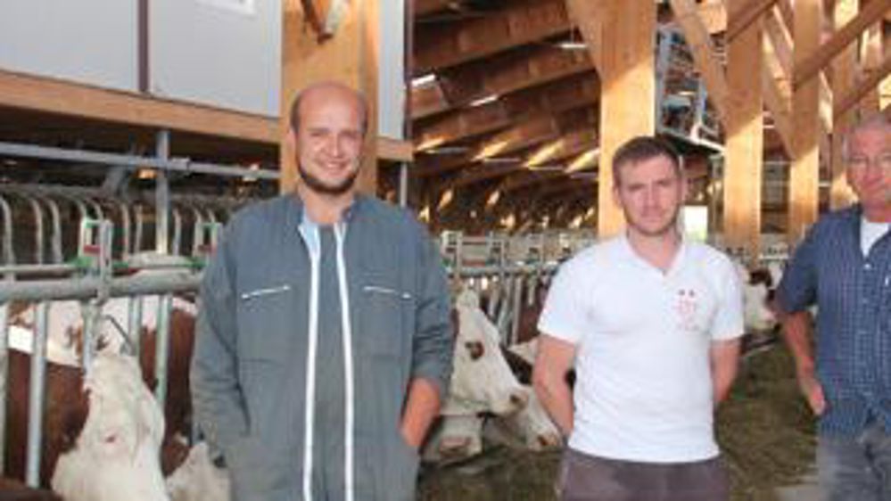 Nicolas Perrichon, Clément et André Granottier, les trois membres du Gaec, estiment que le broyeur mélangeur de la Cuma est une solution pratique et économique.Denis Lehé